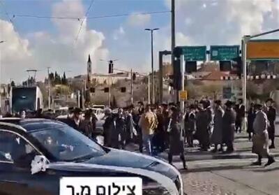  حریدی‌ها اتوبانی در قدس اشغالی و مسیر قطار شهری را مسدود کردند - تسنیم