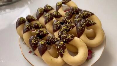  طرز تهیه شیرینی نعلی فقط با یک زرده تخم‌مرغ