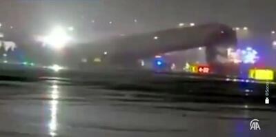  حادثه در یک فرودگاه+ویدیو/ اولین تصاویر از برخورد هواپیما با خودروی آتش نشانی