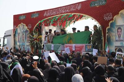  حضور خادمان بارگاه منور رضوی در تشییع شهدای ناو دنا در بندرعباس