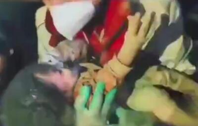  نجات تنها دختر بازماندهٔ خانواده از زیر آوار