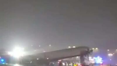  رسانه: یک هواپیما در فرودگاه بین‌المللی نیویورک با یک ماشین آتش‌نشانی برخورد کرد و به دماغه هواپیما آسیب جدی وارد شد