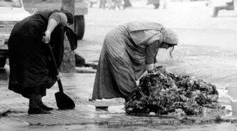  عکس‌های 70 ساله از شستن قالی در چشمه‌علی شهرری