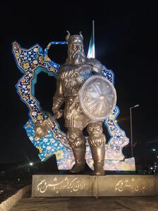  اجتماع حماسی مردم مشهد مقدس در رونمایی از بزرگ‌ترین المان شهری به نام «وطن» + فیلم