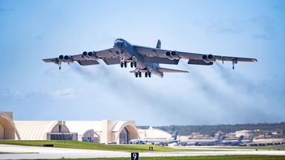  درخواست کمک بمب افکن B-52 در آسمان انگلیس