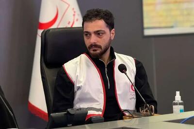 سجاد بابایی در کنار امدادگران هلال احمر
