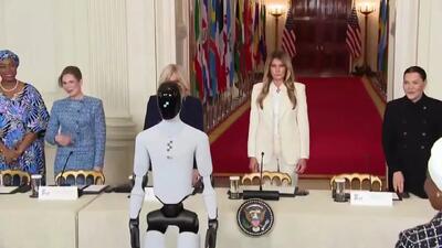  همراه عجیب ملانیا ترامپ؛ یک ربات انسان‌نما