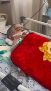  گریه خبرنگاران خارجی از دیدن وضعیت کودک ۲ ساله ای که در حمله به اصفهان تمام ۵ عضو خانواده خود را از دست داده است + فیلم