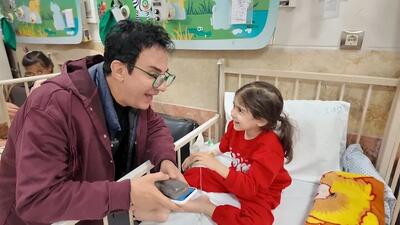  دیدار عمو پورنگ با کودکان بیمار و مجروح در جنگ (+عکس)