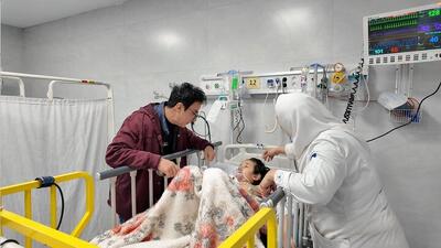  داریوش فرضیایی به دیدار کودکان جنگ زده در بیمارستان رفت + عکس