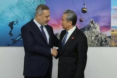  تماس تلفنی وزرای خارجه چین و ترکیه با محوریت ایران/ وانگ‌یی: درست و غلط بودن درگیری در خاورمیانه مشخص است/ پکن از آنکارا در «ایفای نقش سازنده» در پیش‌برد از سرگیری مذاکرات، حمایت می‌کند