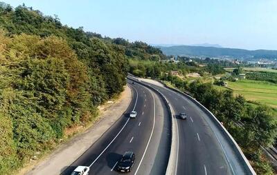  تردد روان در محورهای شمالی/ بارش باران و مه‌گرفتگی در جاده‌های ۲۱ استان کشور
