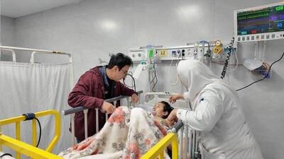  دیدار عموپورنگ با کودکان بیمار و مجروح در جنگ