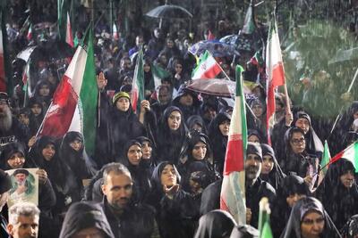 بیست و پنجمین شب در معراج شهدا؛ باران بارید، اما عزم سمنانی‌ها پولادین‌تر شد+ فیلم