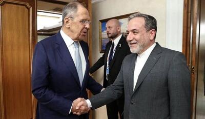  عراقچی در گفتگوی تلفنی با لاوروف: تردد شناور‌های متعلق به سایر کشور‌ها از تنگه هرمز با هماهنگی با مراجع صلاحیت‌دار ایرانی انجام می‌شود / ممانعت از تردد شناور‌های متعلق به متجاوزان و متحدین آنها حق قانونی ایران به عنوان کشور ساحلی است