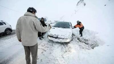  ترافیک سنگین در محورهای مواصلاتی کندوان و هراز در پی بارش برف
