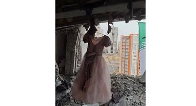  قصه پیراهن صورتی زهرا 11 ساله که هرگز نپوشید چون زیر آوار جنگ جان داد