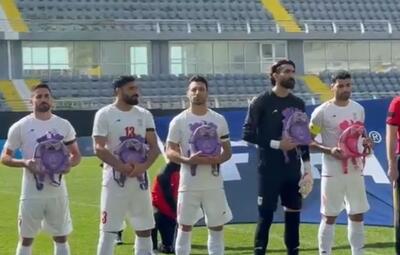  ملی‌پوشان فوتبال ایران با «کوله‌پشتی» و بازوبند مشکی به یاد شهدای دختر میناب سرود ایران را خواندند