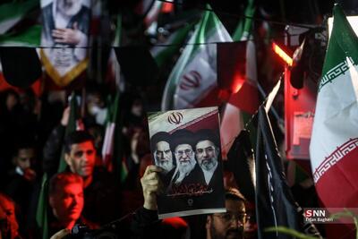  گزارش خبرنگار SNNTV: ساعت ۲:۳۰ بامداد و مردم همچنان در میدان انقلاب حضور دارند + فیلم