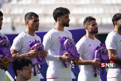  حضور بازیکنان تیم ملی فوتبال ایران با کوله پشتی به یاد شهدای مدرسه میناب+ عکس