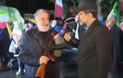  مهران رجبی دست به اسلحه شد