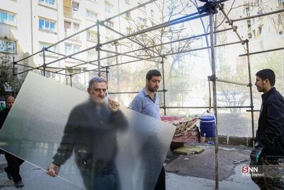  فعالیت گروه‌های جهادی برای نصب شیشه منازلی که در حملات دشمن آسیب دیده است + فیلم