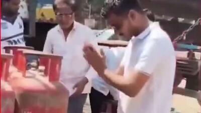  در پی افزایش قیمت سوخت، برخی از ساکنان هند در حال پرستش کپسول‌های گاز مشاهده شدند