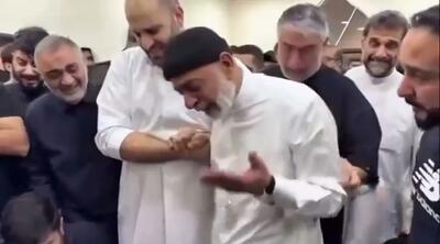  وداع پدر شهید موسوی با پیکر فرزندش (فیلم)