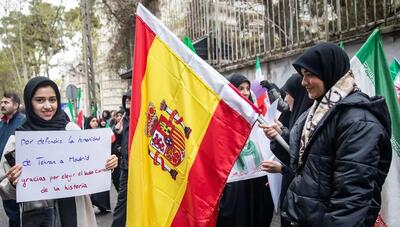  تجمع دانشجویی در تهران برای قدردانی از مواضع دولت و ملت اسپانیا (عکس)