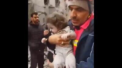  نجات کودک خردسال از زیر آوار حملات هوایی رژیم صهیونیستی و آمریکا با تلاش آتش‌نشانان