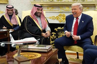  تحقیر بن‌سلمان توسط ترامپ: او فکر نمی‌کرد که مجبور شود باسن من را ببوسد/ بهتر است با من خوش‌رفتار باشد، چاره‌ای جز این ندارد