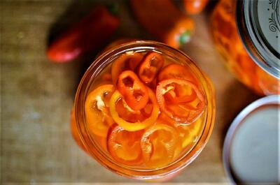  طرز تهیه ترشی فلفل دلمه‌ای؛ چاشنی جذاب برای غذا