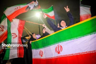  مراسم رمی جمرات در شب بارانی مشهد برگزار شد (۷ فروردین‌ماه ۱۴۰۵) + فیلم