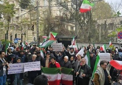  تجمع دانشجویان مقابل سفارت اسپانیا برای قدردانی از مواضع ملت اسپانیا - تسنیم