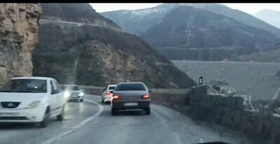  جاده چالوس یکطرفه شد/ بارش باران و برف در ۱۱ محور مواصلاتی