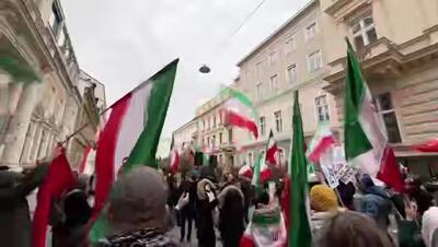  راهپیمایی حمایت از ایران در وینِ اتریش با مداحی  بزن که خوب میزنی  مهدی رسولی + فیلم