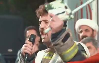  رجزخوانی حماسی آتش‌نشان تهرانی و تقدیر از زحمات آتش‌نشانان در اجتماع بزرگ مردمی میدان انقلاب