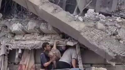  لحظه نجات کودک 8 ساله افغانستانی توسط تیم‌های امدادی ایران بعد از حملات آمریکایی-اسرائیلی