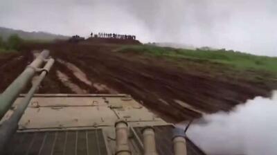  یک خودروی جنگی پیاده نظام چینی نارنجک دودزا به سمت افسران چینی پرتاب کرد