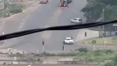  در آفریقای جنوبی، سارقان یک ون حامل پول نقد را منفجر کردند که با تشویق تماشاگران روبرو شدند