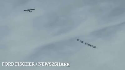  بنری با نوشته « پادشاه نیست - بابای شماست!»، در آسمان بالای سر معترضان در لس‌آنجلس ظاهر شد