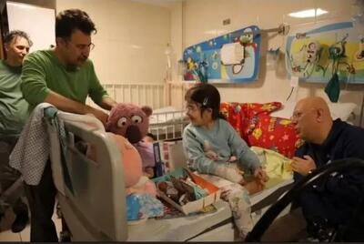  جناب خان  به ملاقات کودکان جنگ زده رفت