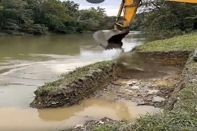  معماری خلاقانه؛ زیر رودخونه رو خالی کردن توش خونه آبی ساختن از پنجره ماهیا رو میبینن