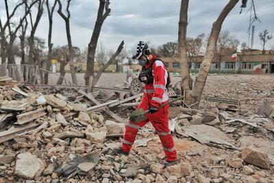  امدادگری زخمی اما پرتلاش برای نجات مردم