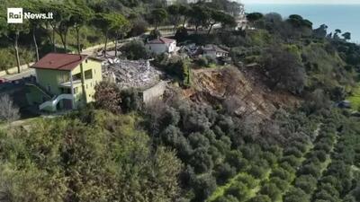  در شهر سیلوی آبروتزو ایتالیا رانش زمین عظیمی رخ داد که باعث فرو ریختن تعدادی ساختمان مسکونی شد