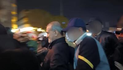  حضور پزشکیان در تجمع خیابانی مردم تهران در شب ۱۲ فروردین