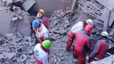  نجات ۲ نفر از زیر آوار حمله هوایی به حسینه اعظم زنجان با تلاش امدادگران هلال احمر