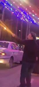  پرچم گردانی هدایت هاشمی در وسط خیابان در شهر سبزوار + فیلم