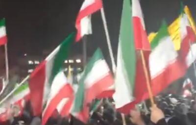  طنین انداز شدن سرود پر افتخار جمهوری اسلامی ایران در سی و یکمین شب تجمع مردم انقلابی اسلامشهر همزمان با روز جمهوری اسلامی