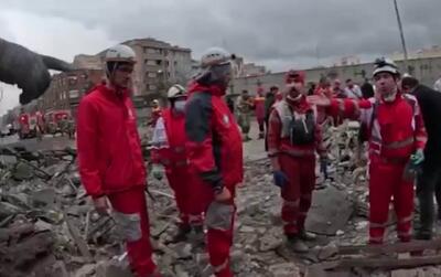  حمله هوایی دشمن به مناطق مسکونی غرب تهران / ۲ مصدوم زنده از زیر آوار بیرون کشیده شدند+فیلم